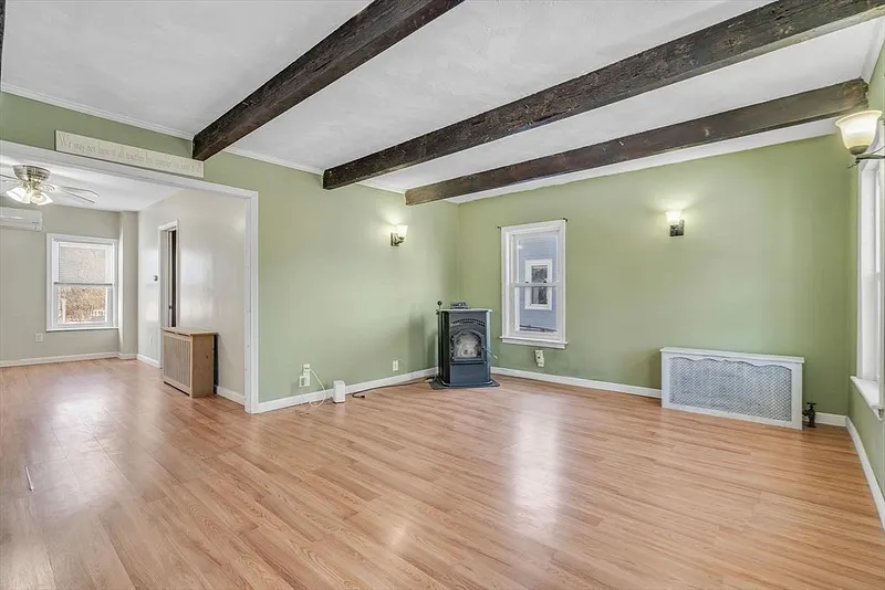 34 Pleasant St Photo 10