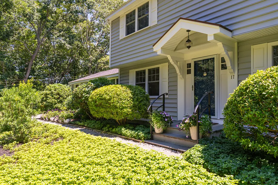 17 Oakridge Drive Photo 2