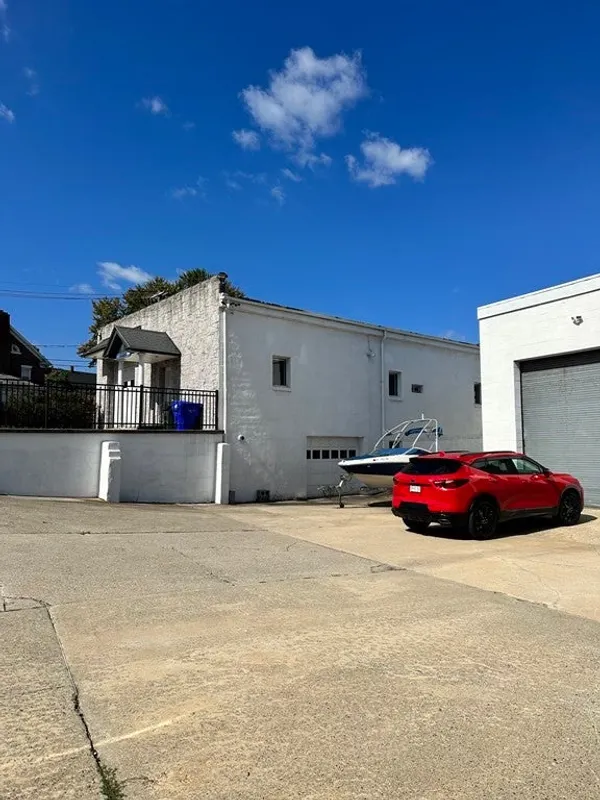 883 Alden Street Photo 4