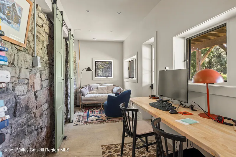 476 South Road Photo 24