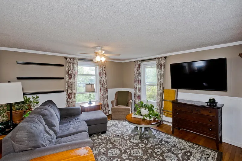 35 Pinehurst St Photo 6