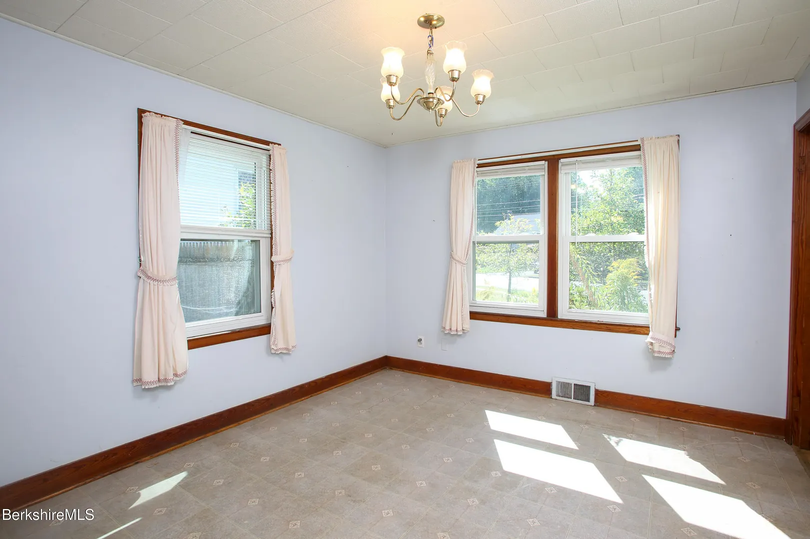 421 Elm St Photo 10