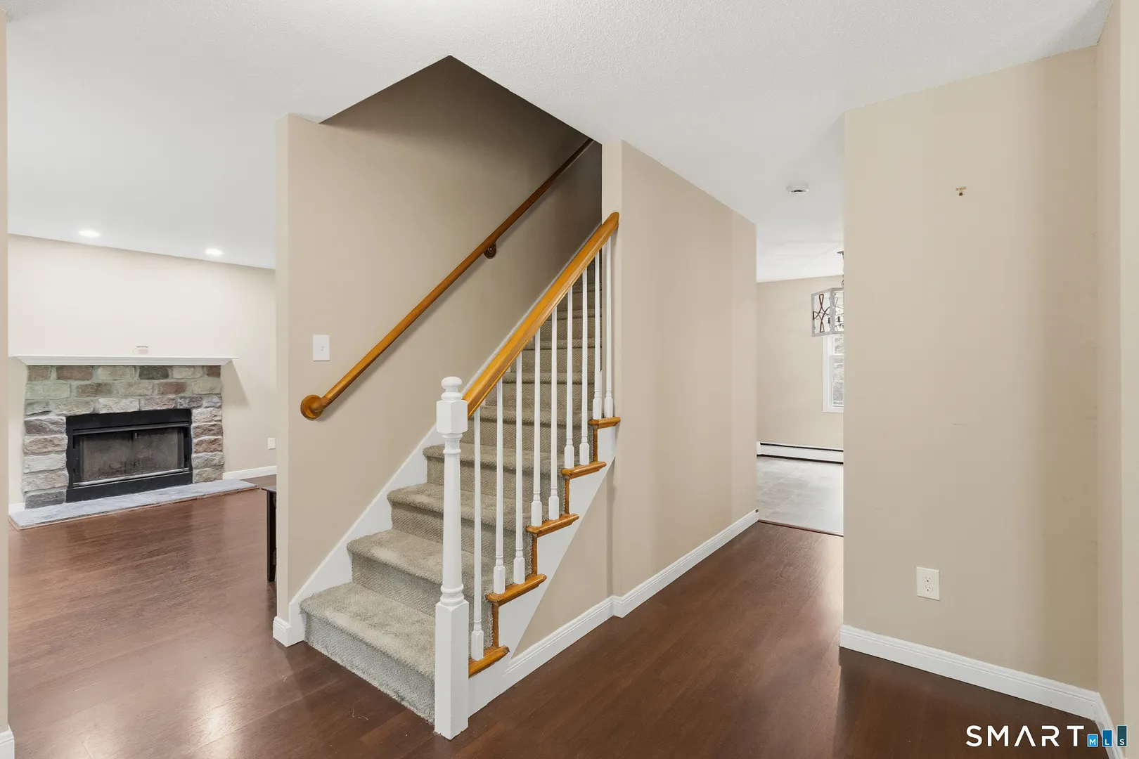 436 Tiffany Lane Photo 8