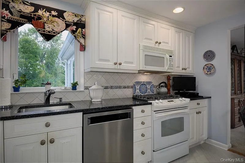 8 Carroll Drive Photo 18