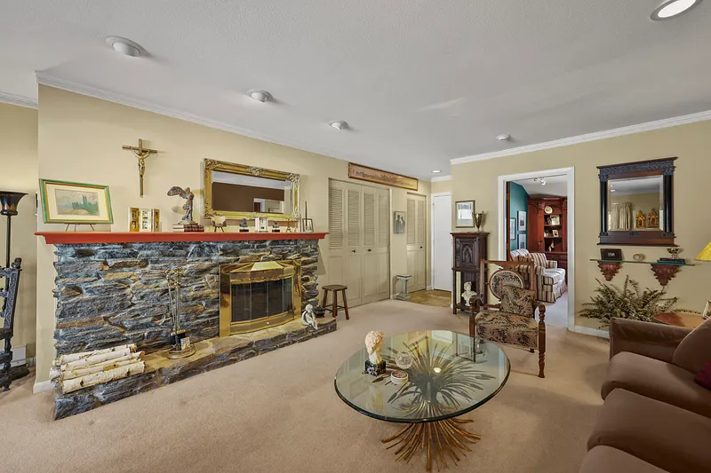 60 Churchill Crest Photo 8