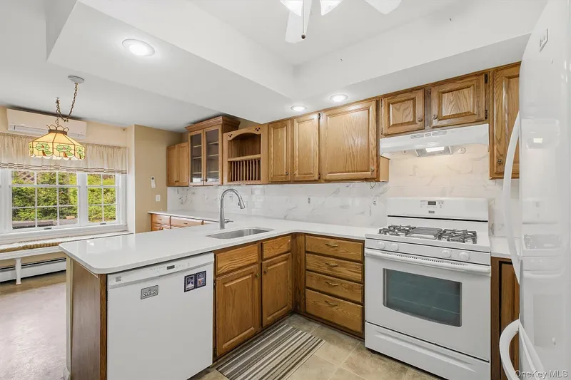 1069 Wolcott Avenue Photo 17