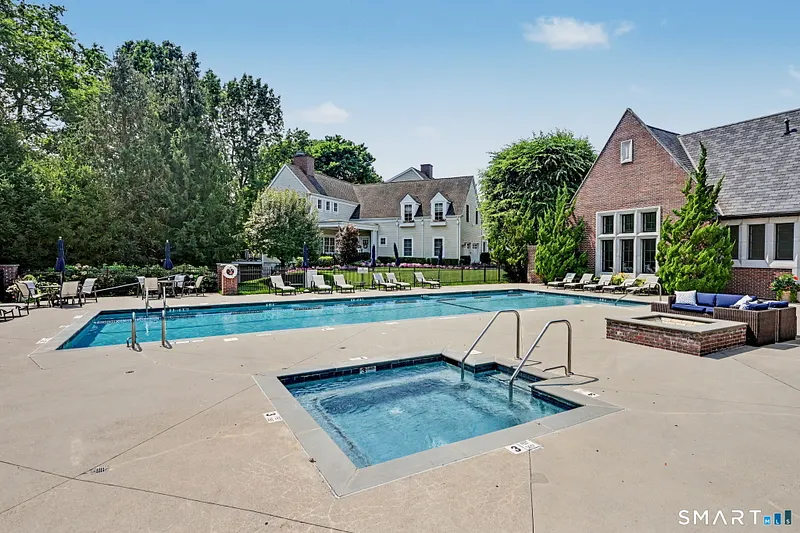 77 Havemeyer Lane  #410 Photo 31