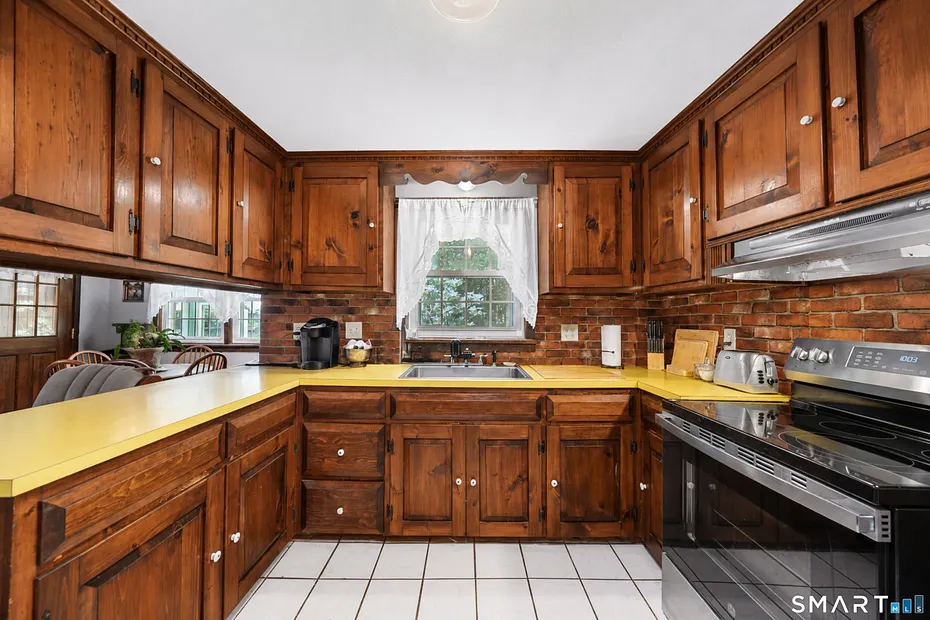 Suffield Single Family Photo 18