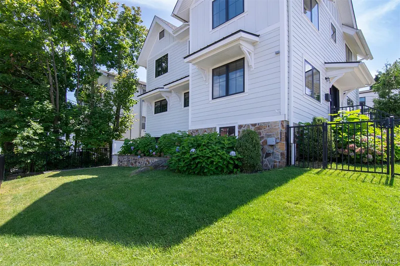 444 Sixth Avenue Photo 26