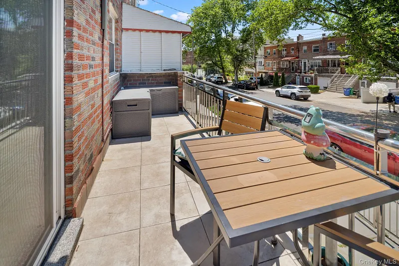 2562 Seymour Avenue Photo 22