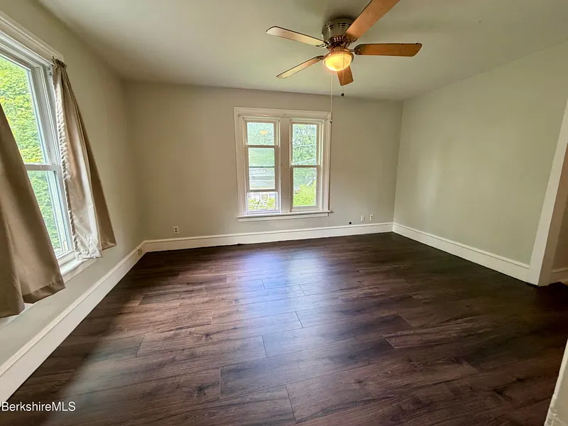 50 Buel St Photo 23