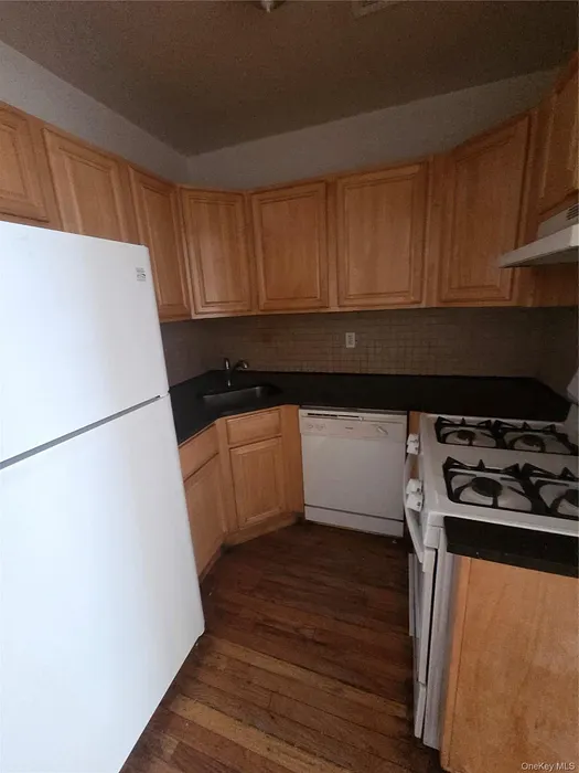 2471 B Crotona Avenue Photo 6