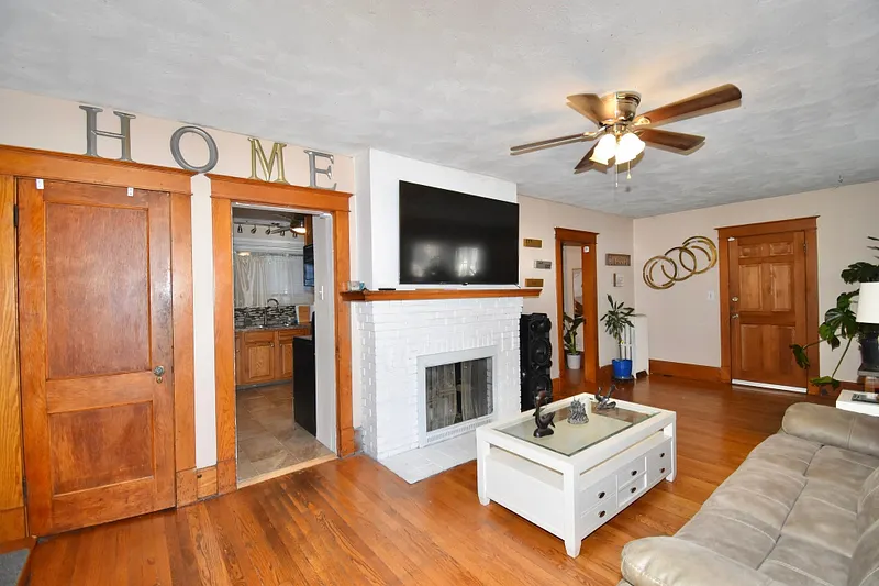 1245 Bay St Photo 6