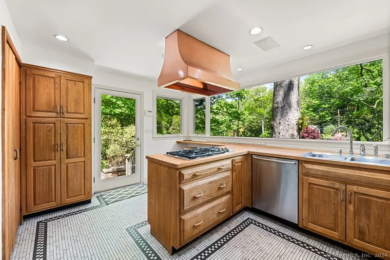 Stamford Single Family Photo 10