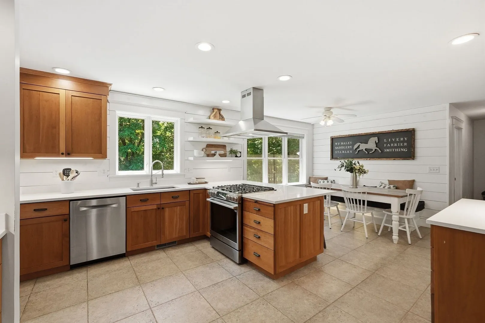 409 Henry St Photo 15