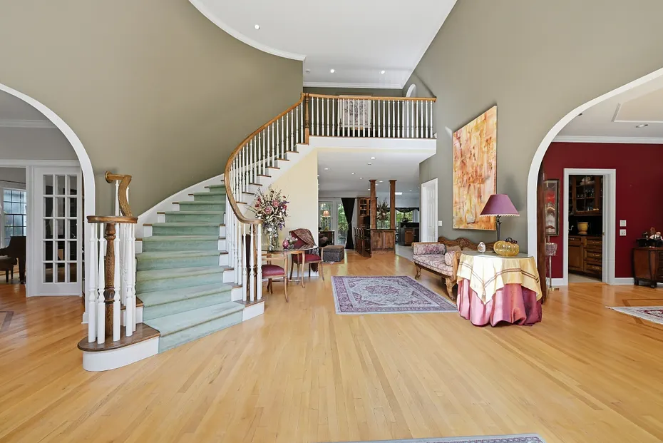 10 Taunton Hill Road Photo 3