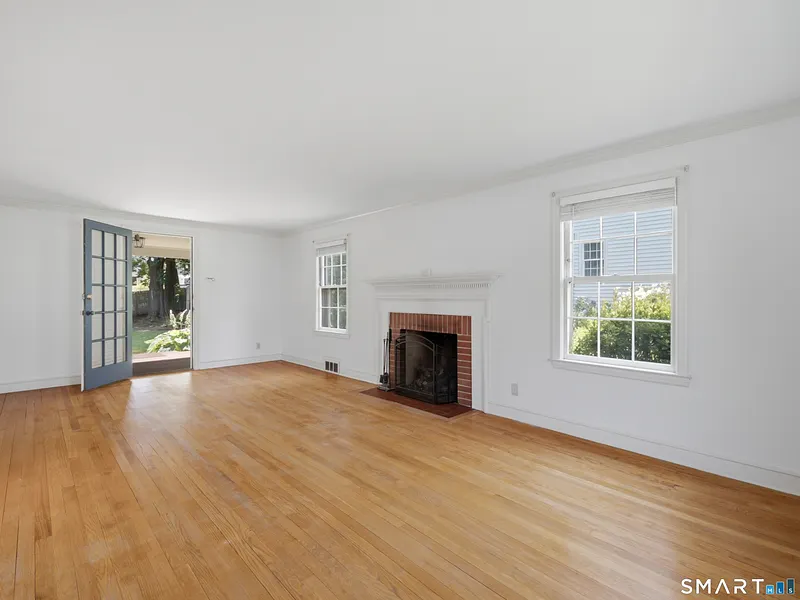 2409 Albany Avenue Photo 8