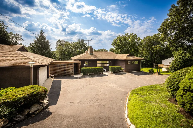 61 Soundview Avenue Photo 1