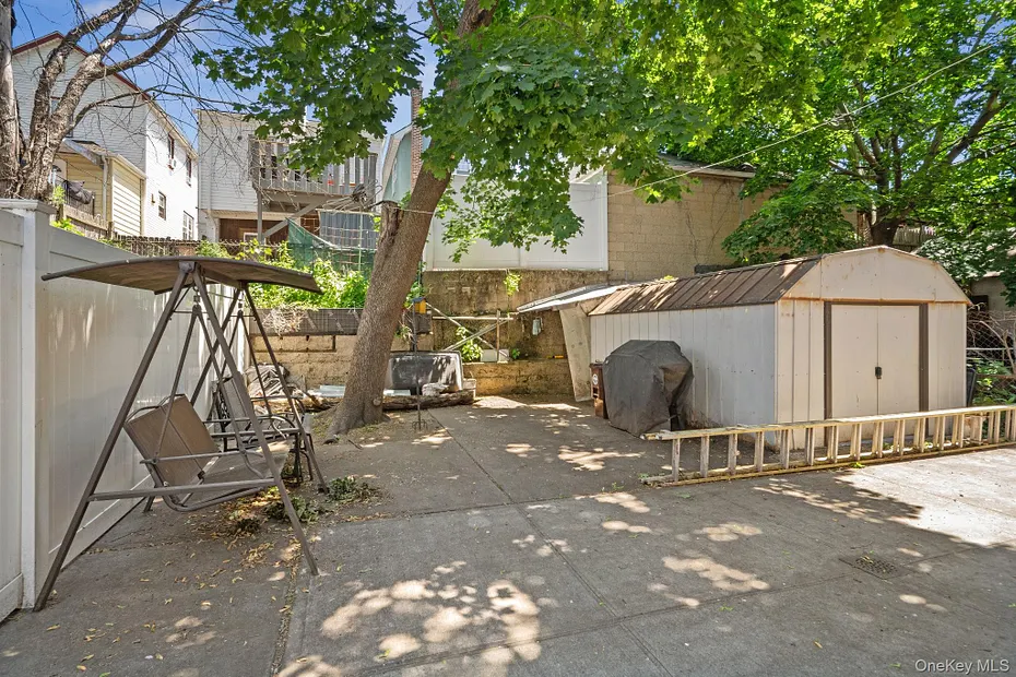 2562 Seymour Avenue Photo 2