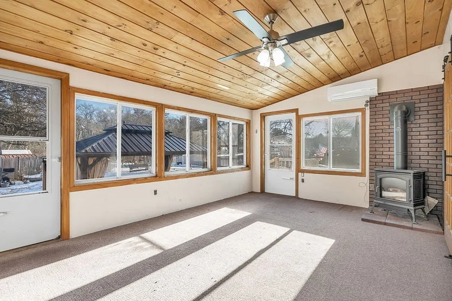 34 Pleasant St Photo 9