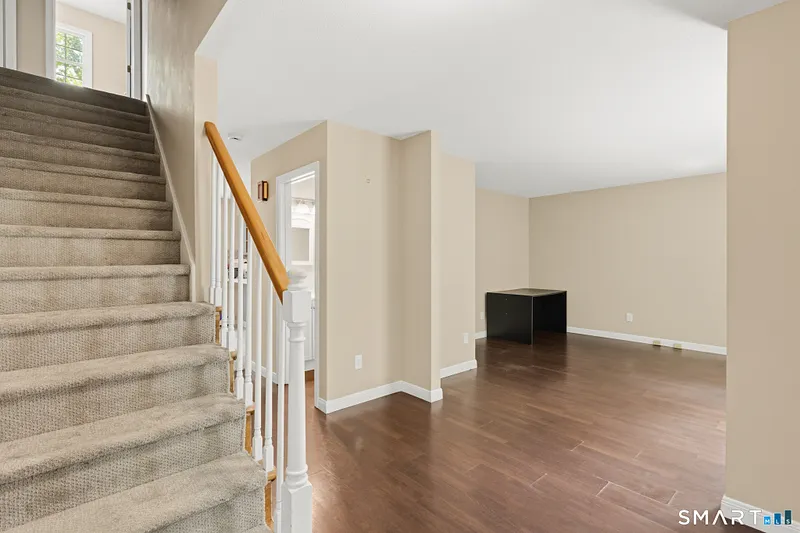 436 Tiffany Lane Photo 5