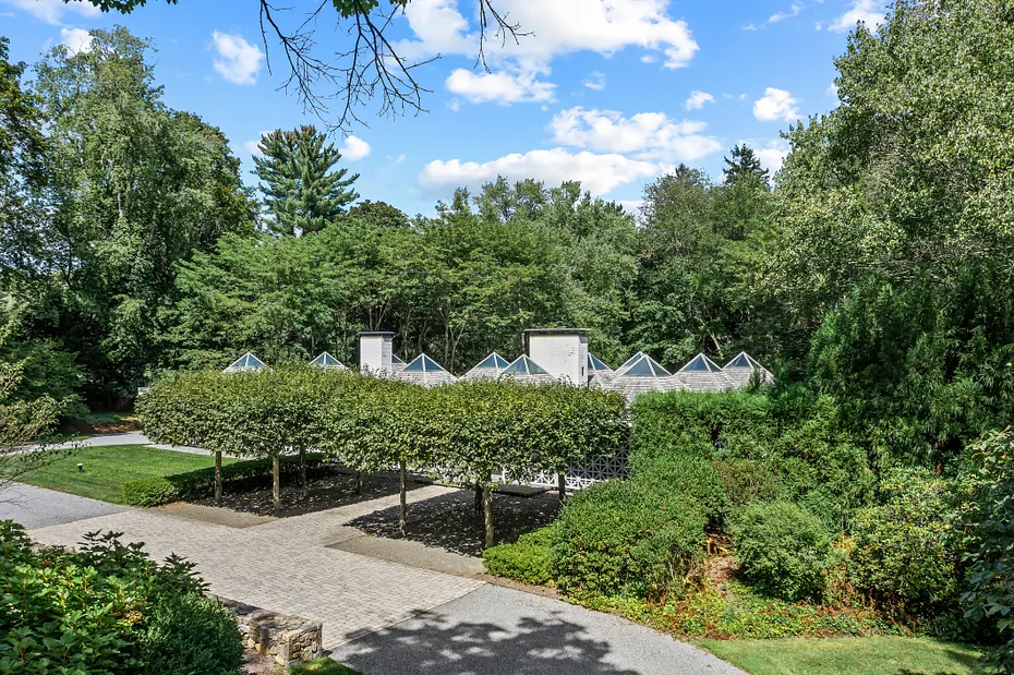 565 Oenoke Ridge Photo 3