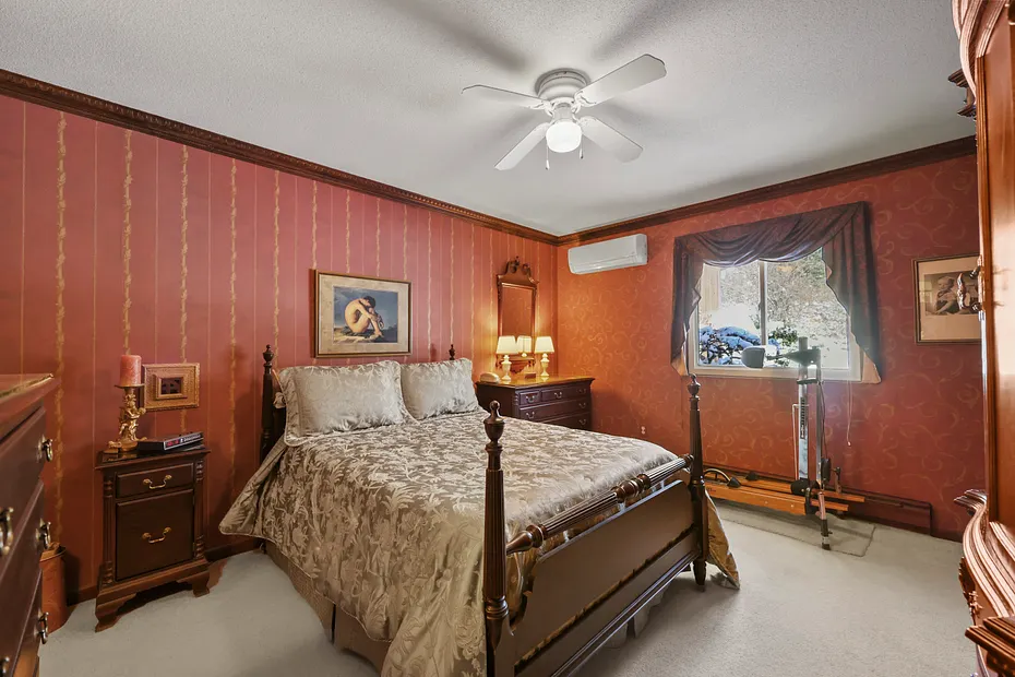 60 Churchill Crest Photo 15