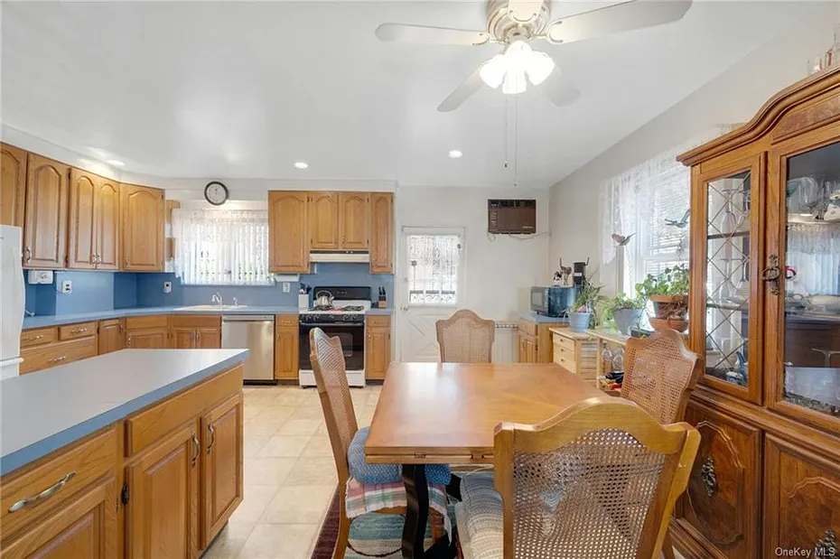 1017 Rhinelander Avenue Photo 12