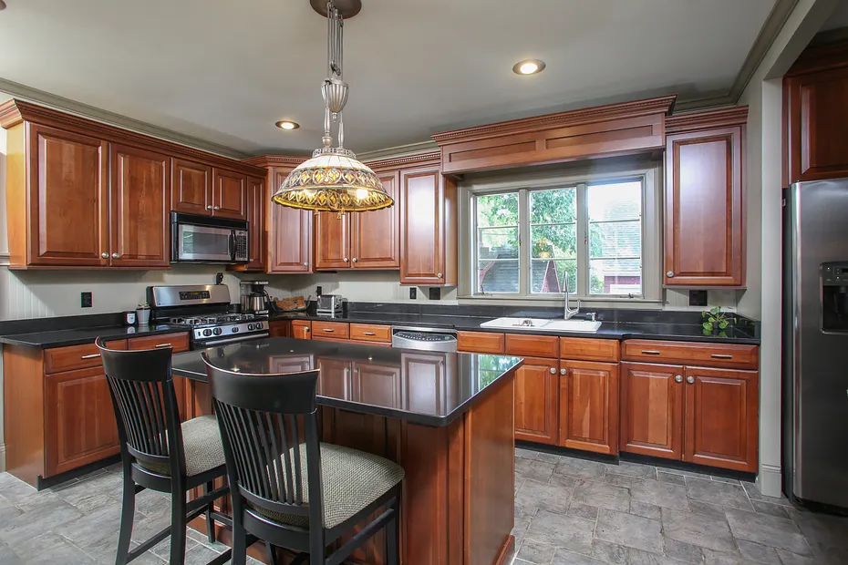 55 Marion Ave Photo 5