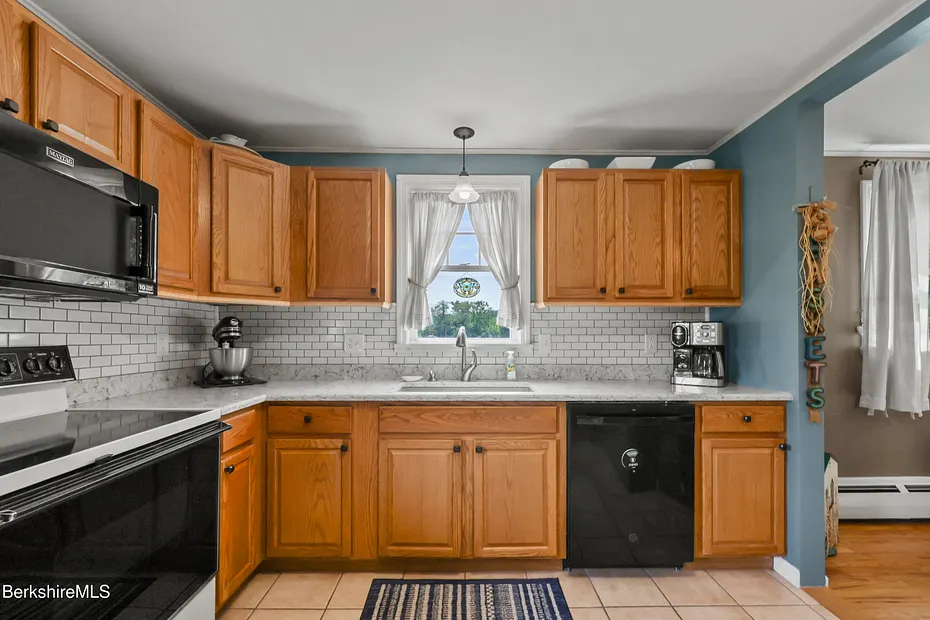 457 N Eagle St Photo 3
