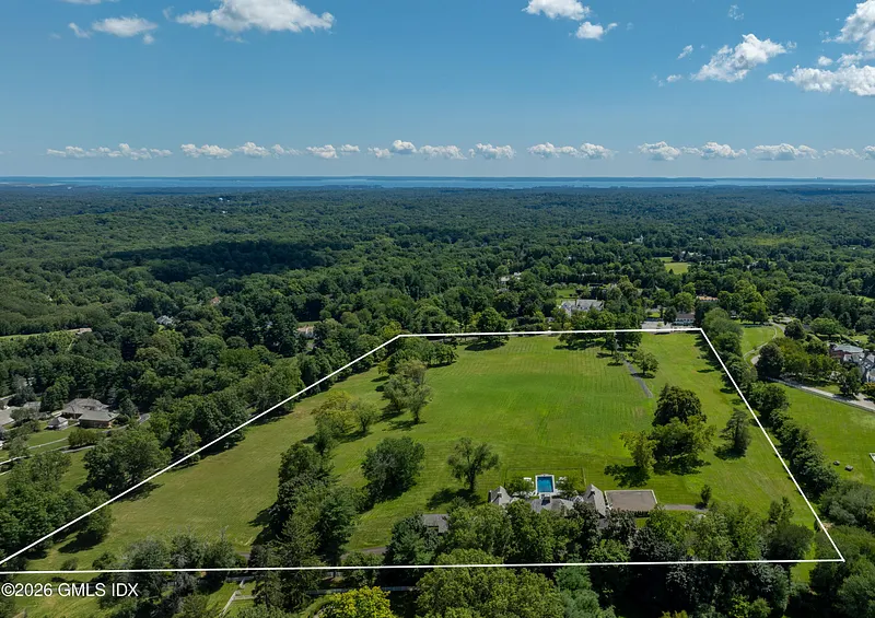 500 Round Hill Road Photo 2
