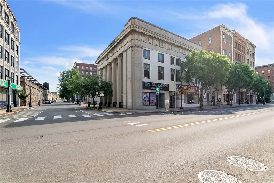 1675 Main St Photo 2