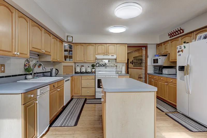 300 Hilltop Road Photo 16