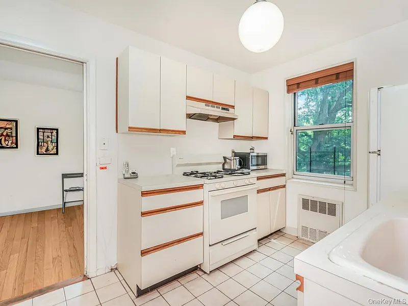 679 W 239th Street W  #3J Photo 4