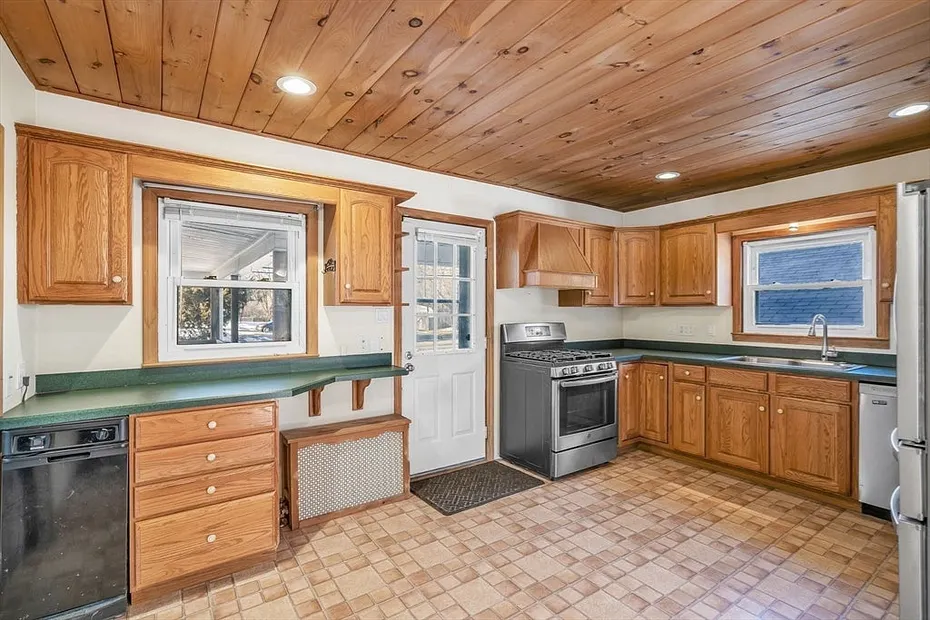 34 Pleasant St Photo 5