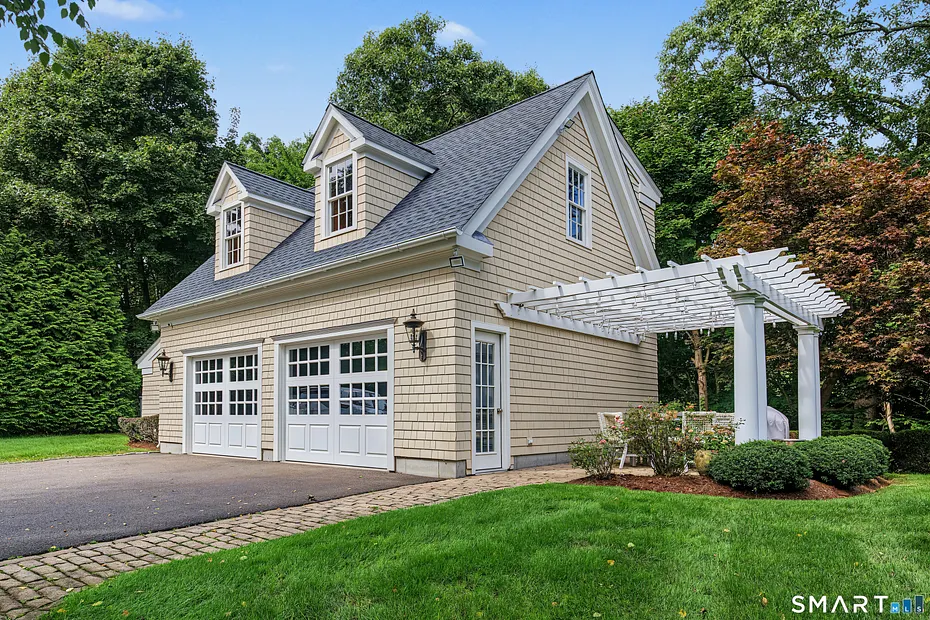 373 Boston Post Road Photo 38