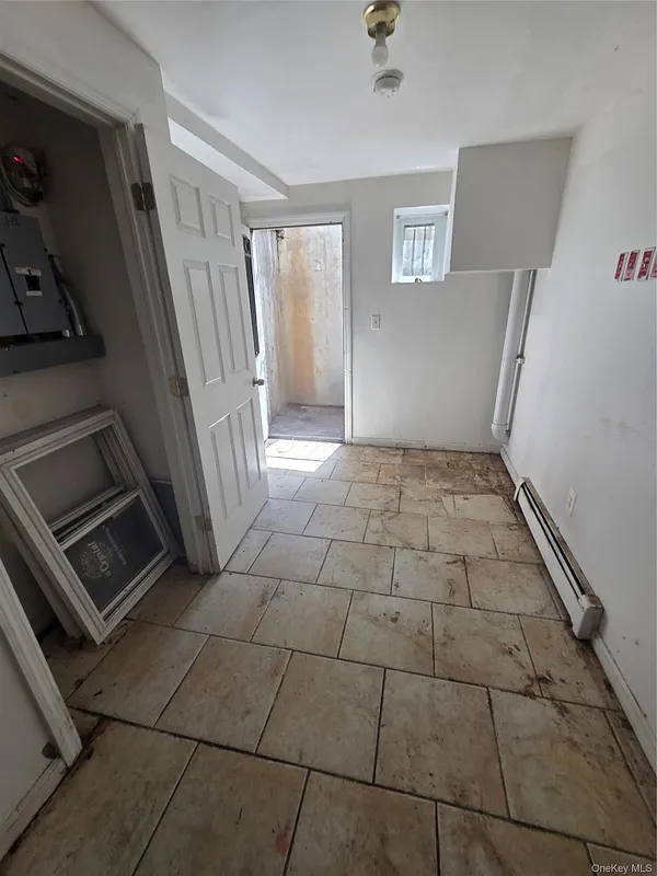 2471 B Crotona Avenue Photo 4