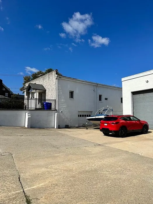 883 Alden Street Photo 4