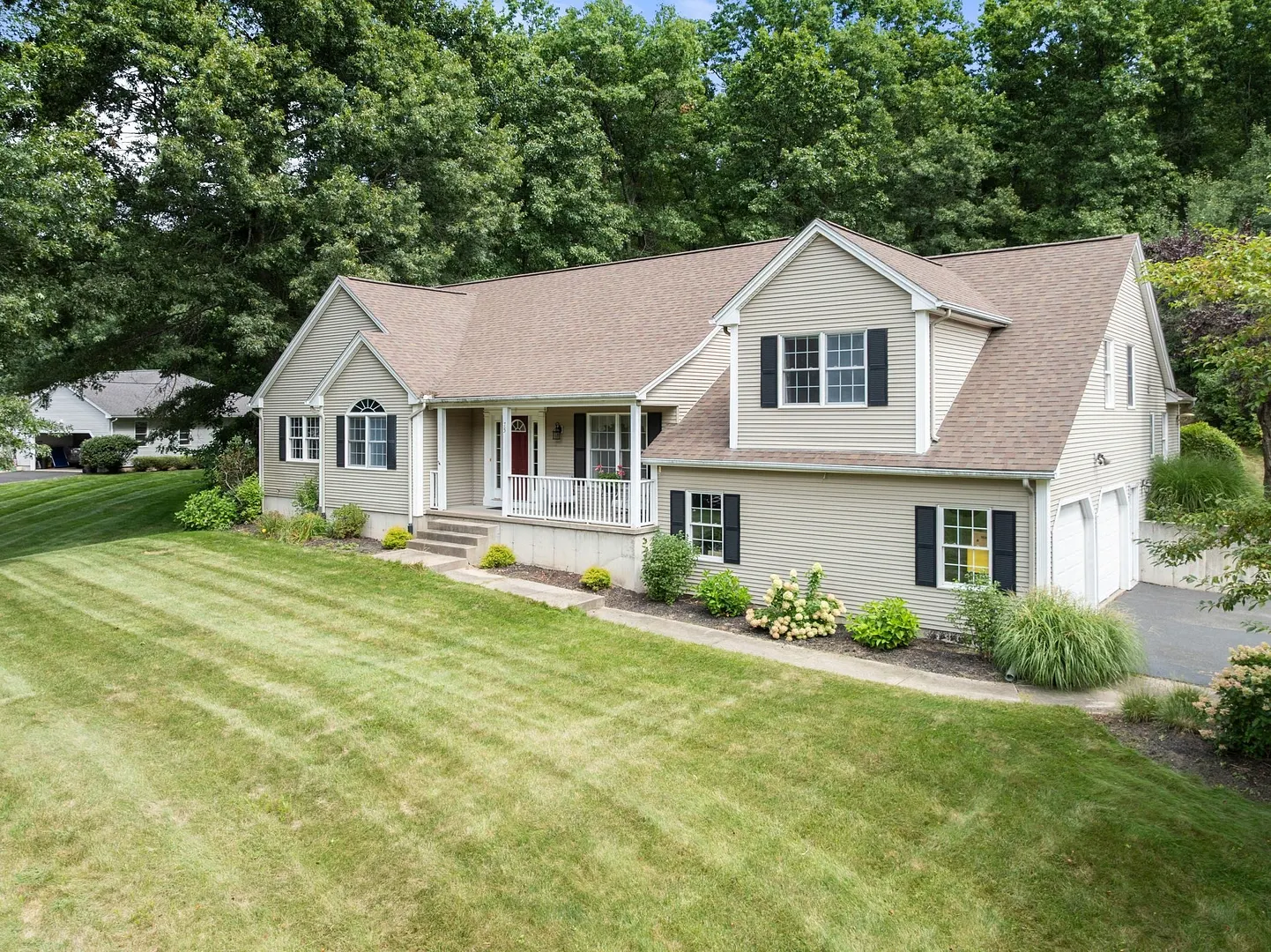 75 Hillcrest Circle Photo 2