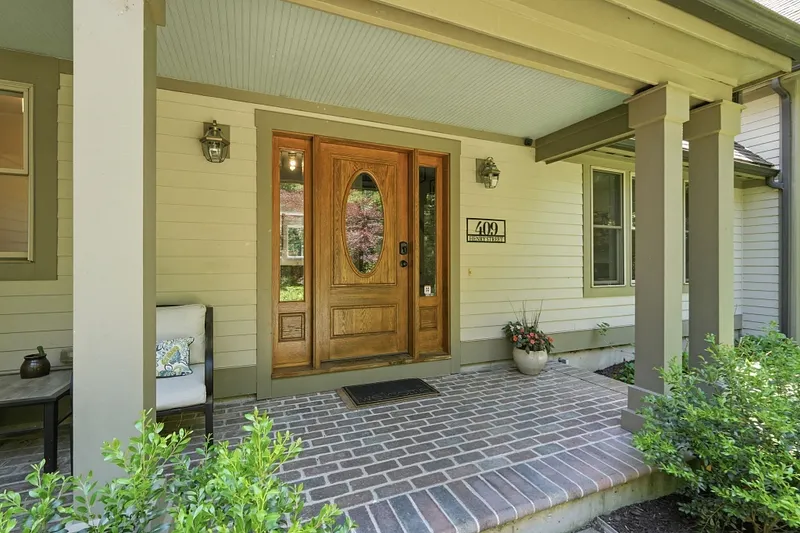 409 Henry St Photo 8