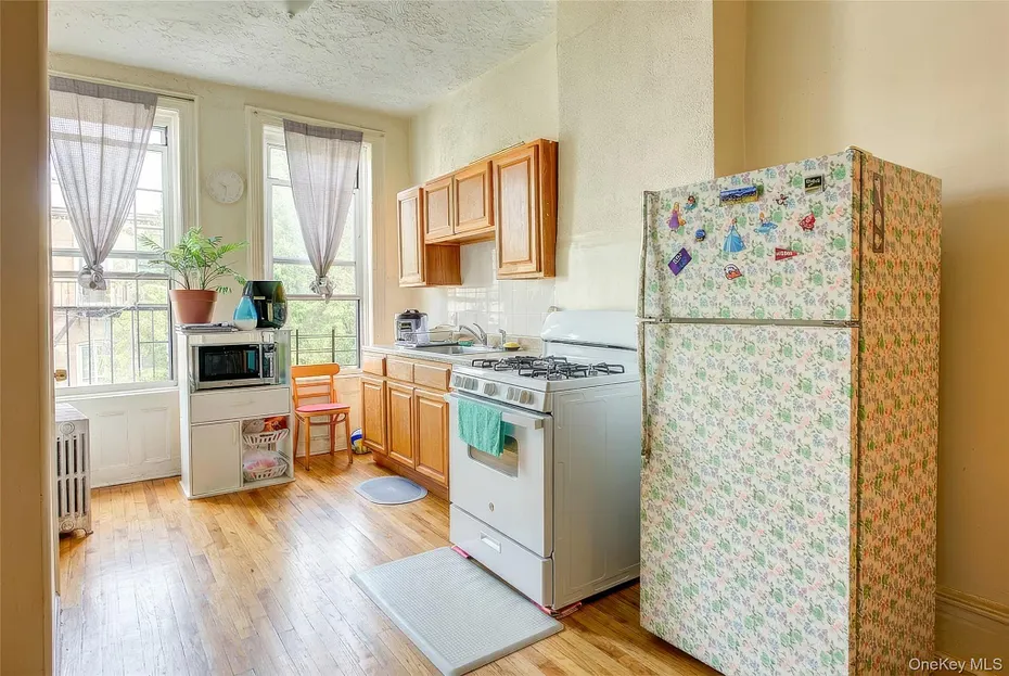 1718 Himrod Street Photo 4