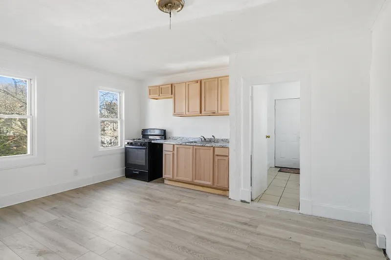 127 Dickinson Street Photo 18