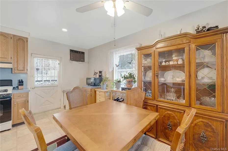 1017 Rhinelander Avenue Photo 11
