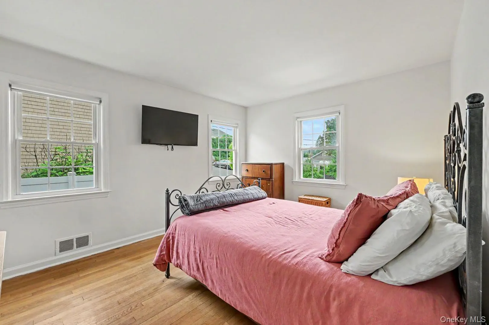 2 Edward Street Photo 15