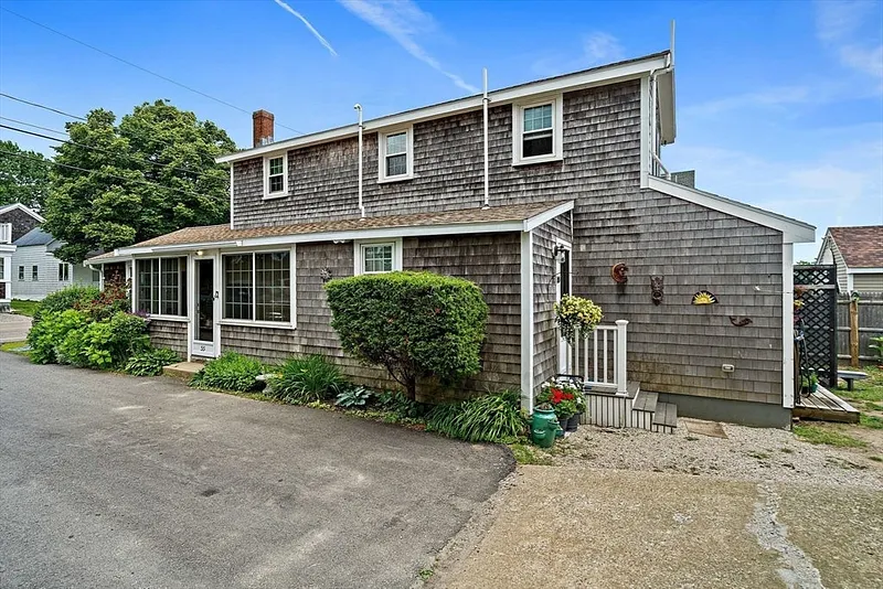 55 Central St Photo 22
