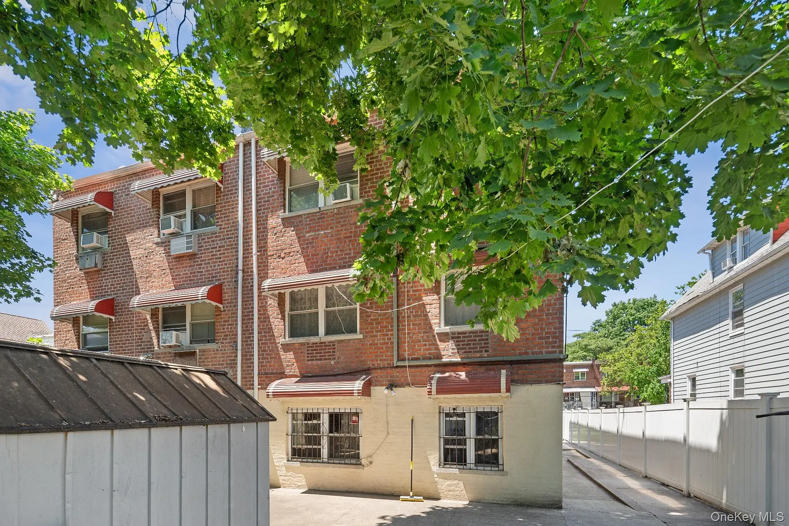 2562 Seymour Avenue Photo 3