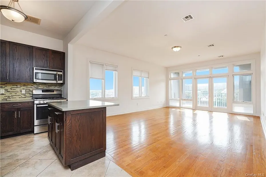 90 Bay Street Landing  #7D Photo 2
