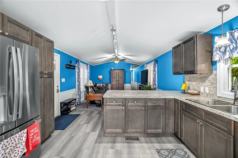 464 Gardiner Road #103 Photo 7