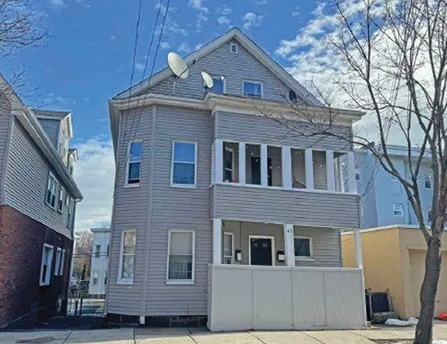 41 Salem St Photo 3