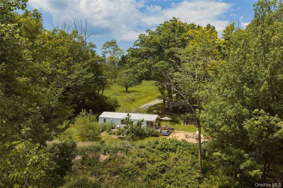 689 Church Road Photo 8